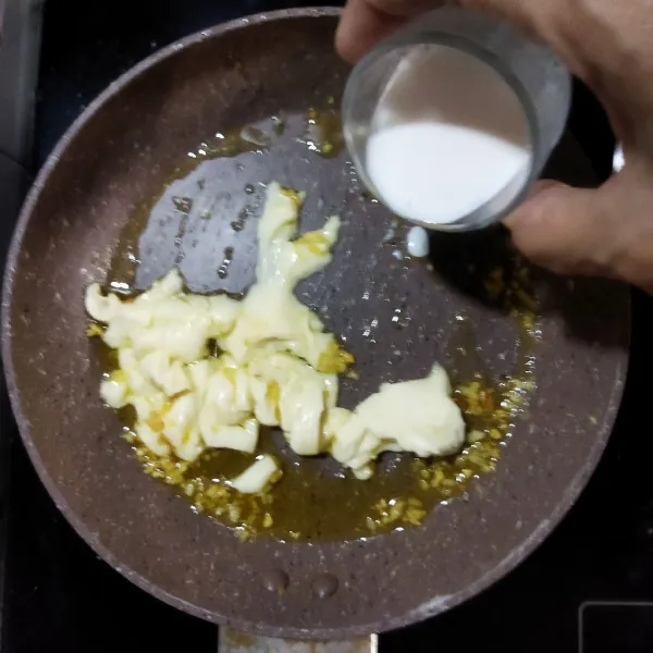 Masukkan keju oles, tambahkan krim masak dan penyedap jamur, aduk rata hingga semua bahan tercampur.