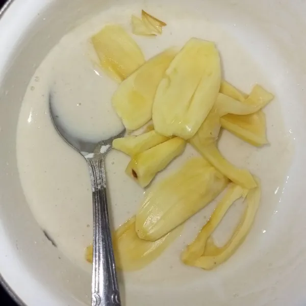 Lalu masukkan nangka, aduk rata.