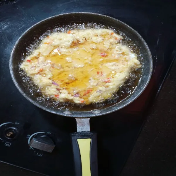 Panaskan minyak dalam teflon, kemudian goreng telur.