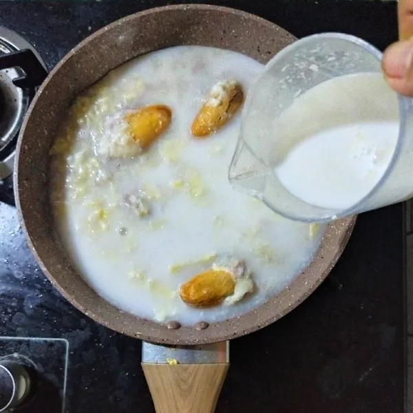 Tambahkan santan sedang dan susu cair.