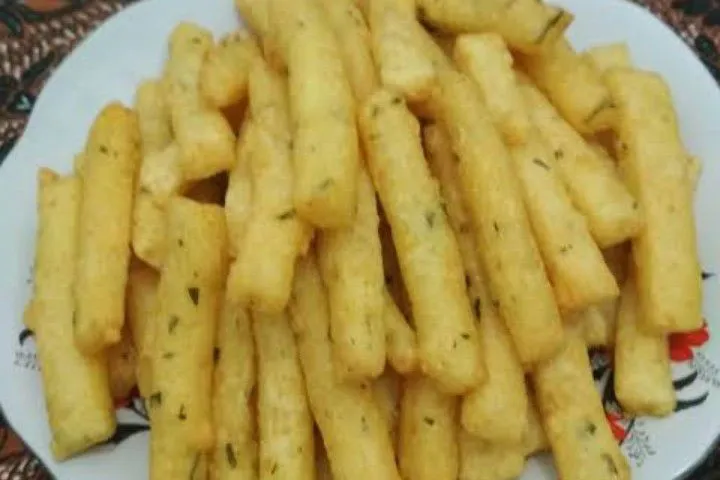 Angkat, tiriskan dan taburi dengan bumbu balado