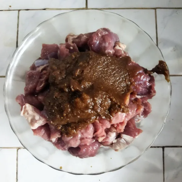 Campur bumbu halus ke dalam daging, aduk hingga tercampur rata. Kemudian tusukkan daging sampai semua sate selesai.