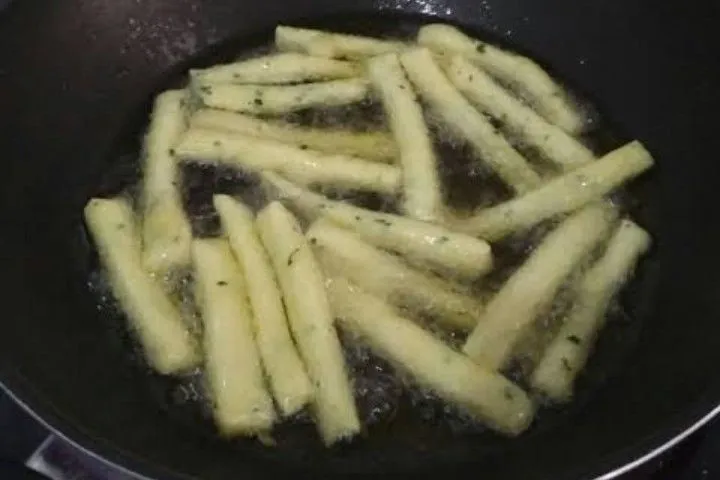 Goreng di minyak panas, setelah itu kecilkan sedikit api agar tidak gosong dan goreng sampai golden brown