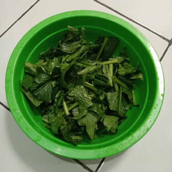 Bersihkan dan potong sawi.