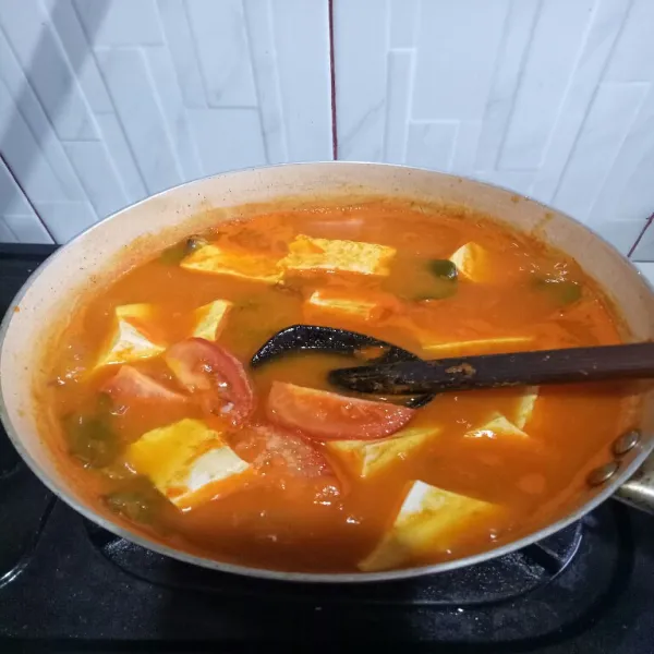 Masak sampai mendidih beri tomat.