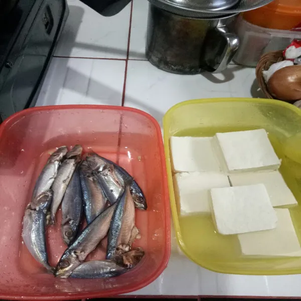 Marinasi ikan dengan perasan jeruk nipis, potong tahu sesuai selera.