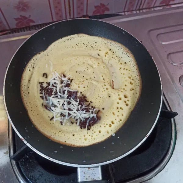 Setelah bagian pinggirannya kecokelatan, tambahkan bahan isian secukupnya.