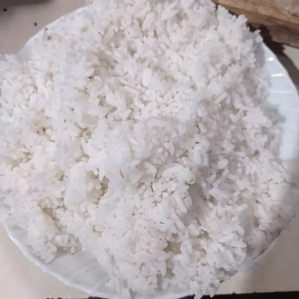 Siapkan nasi putih sisa masih bagus.
