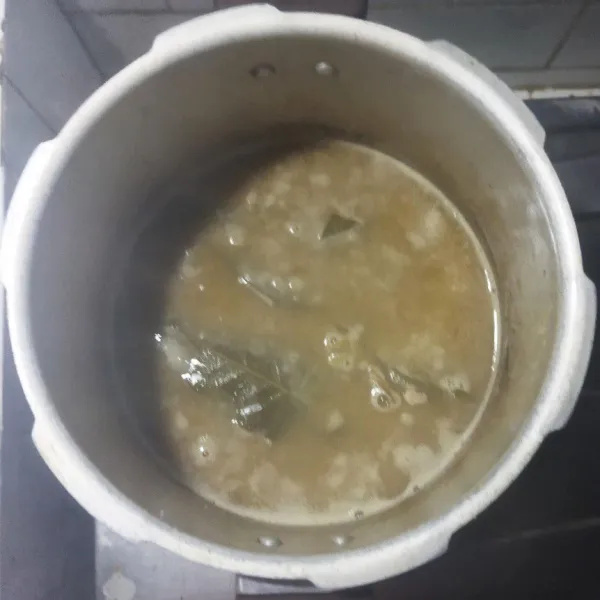 Coto Makassar siap untuk disajikan dengan bahan pelengkap sesuai selera.