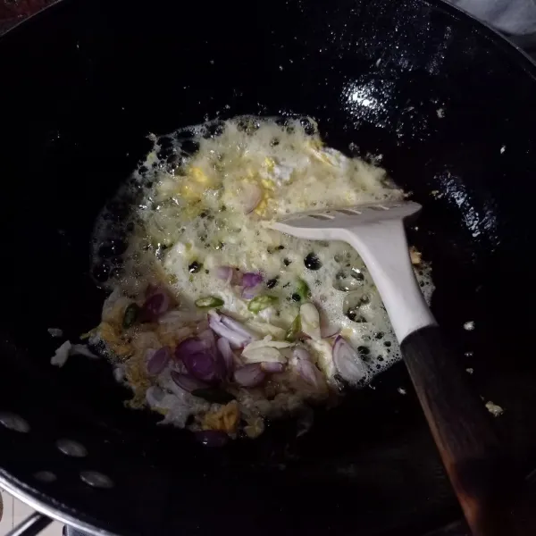 Buat telur orak arik sampai matang, masukan irisan bawang merah, bawang putih dan cabe, masak sampai matang.