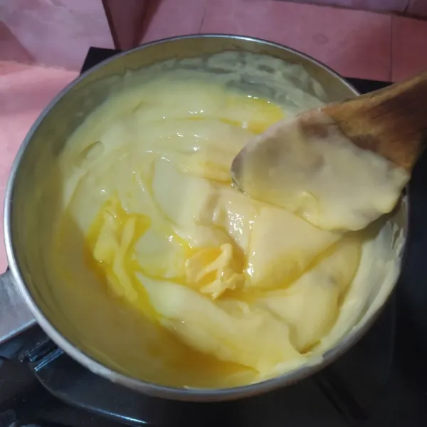 Masukkan butter dan vanilla essence, aduk rata.