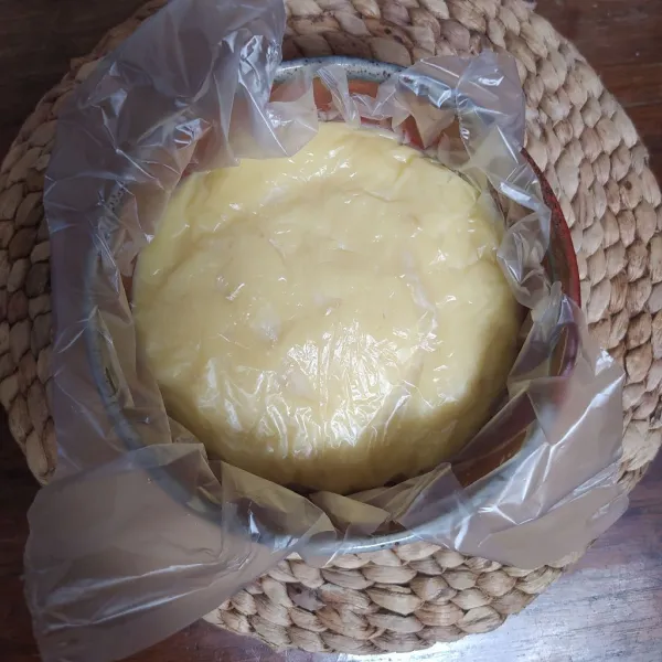 Pindahkan ke mangkuk lalu tutup dengan plastik, menempel pada vla supaya tidak berkulit. Biarkan suhu ruang dan vla krim keju siap untuk digunakan sebagai isian roti.