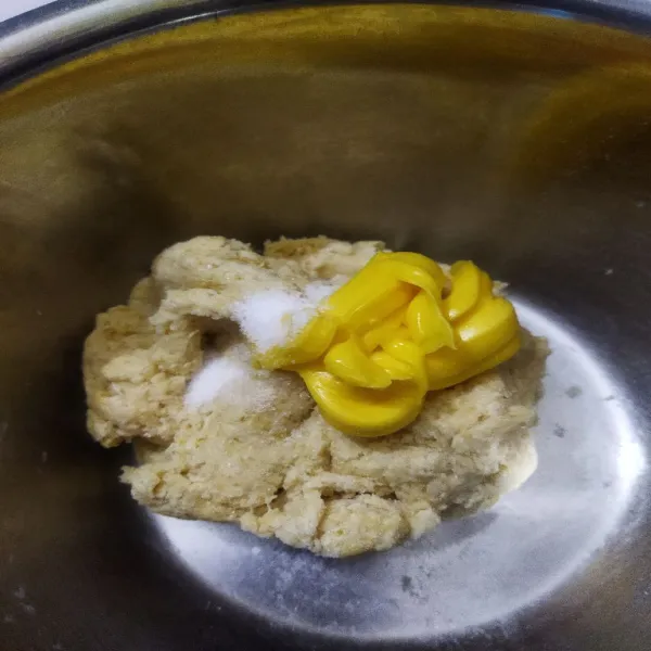 Uleni sampai kalis, kemudian tambahkan margarin dan garam.