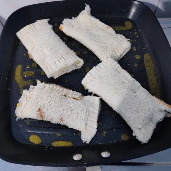 Siapan teflon, lelehkan margarin. Panggang roti hingga kecokelatan dikedua sisinya. Sajikan selagi hangat.