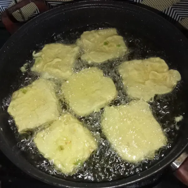 Goreng tempe dengan api sedang sampai matang dan kuning keemasan, angkat dan siap disajikan.