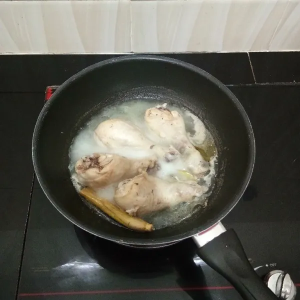 Rebus ayam dengan air secukupnya, serai, daun jeruk, dan garam hingga ayam empuk lalu tiriskan ayam.