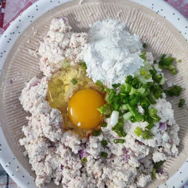 Tambahkan telur ayam, tepung terigu, dan irisan daun bawang. Aduk hingga rata.