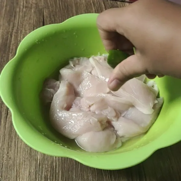 Siapkan dada ayam fillet kemudian beri perasan jeruk nipis, diamkan sebentar lalu cuci bersih lagi.