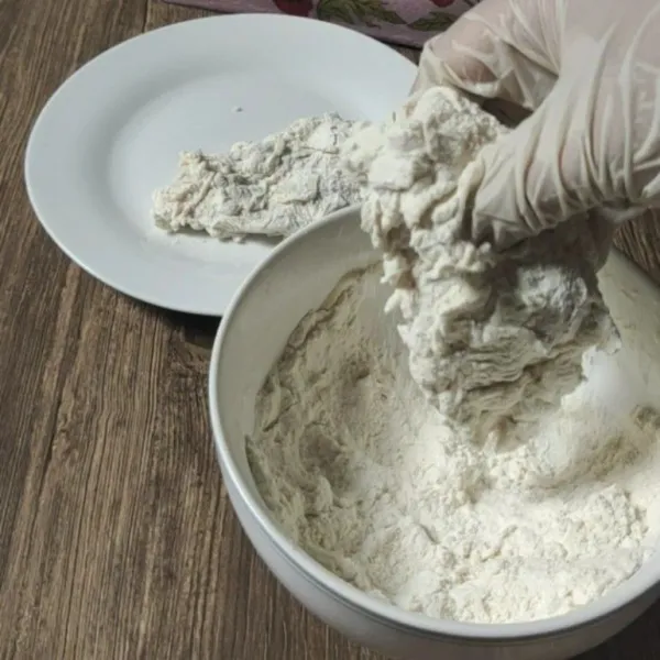 Kemudian balurkan ke tepung kering sambil diremas pelan agar tepung menempel sempurna.