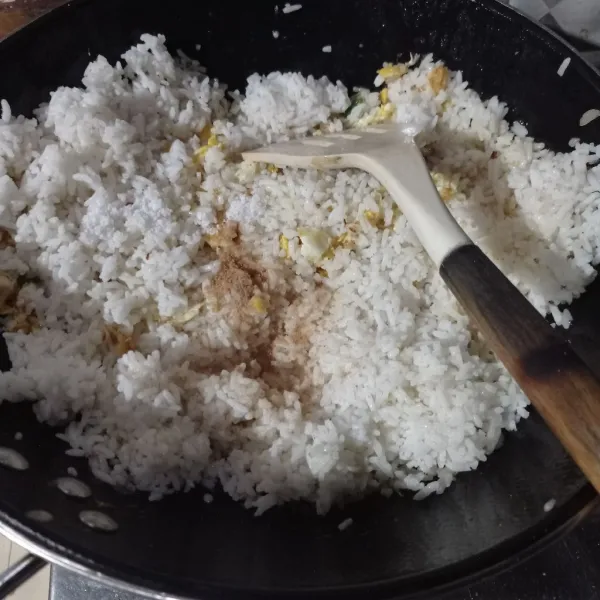 Masukan nasi, garam dan kaldu bubuk aduk rata.
