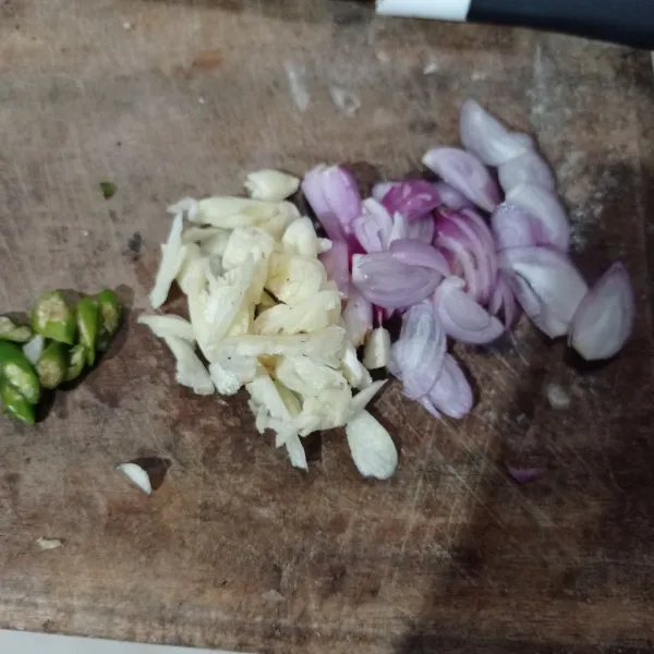 Iris bawang merah, bawang putih, dan cabe rawit.