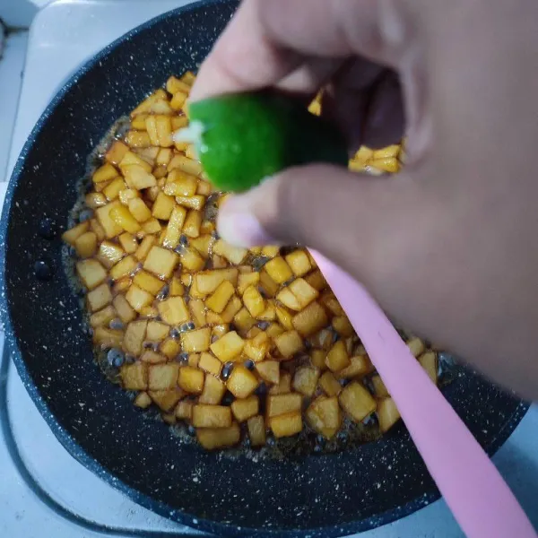 Setelah gula palm mencair, masukkan perasan jeruk nipis. Masak sampai mengental. Biarkan dingin.