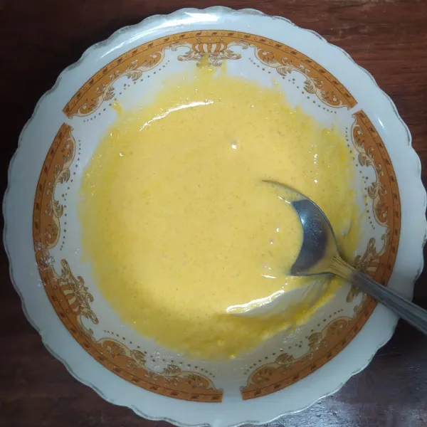 Campur kuning telur, setengah bagian gula pasir dan tepung maizena, aduk rata. Sisihkan.