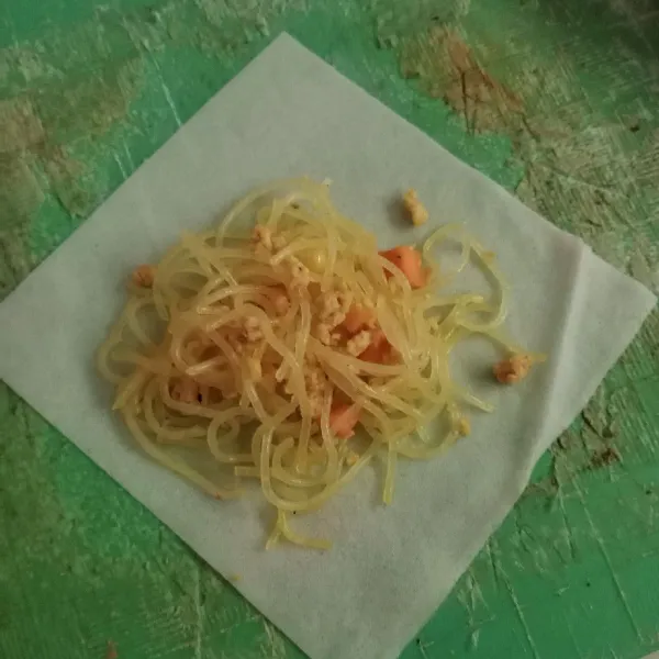 Ambil 1 lembar kulit lumpia, beri 1 sdm isian bihun.