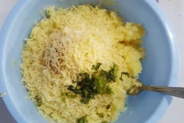Campurkan kentang dengan maizena, keju dan semua bahan pelengkap yang ada