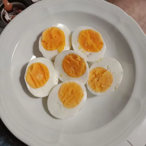 Rebus telur selama 5 menit. Segera angkat dan kupas agar tidak overcook.