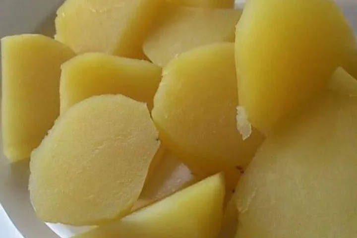 Kupas dan kukus kentang sampai lembut