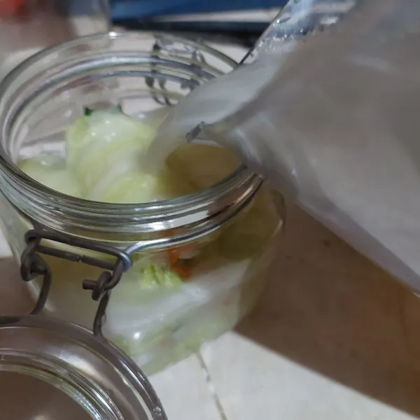Tuang jus kimchi, tutup toples biarkan 3 hari dalam suhu ruang, selanjutnya simpan dalam kulkas.