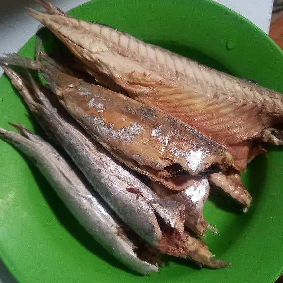 Cuci bersih ikan pindang dan goreng setengah matang