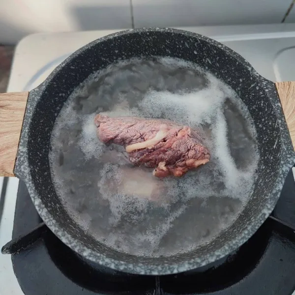 Didihkan 500 ml air, kemudian rebus daging selama 5 menit sampai kotorannya keluar. Buang air rebusan dan cuci bersih daging. Sisihkan.