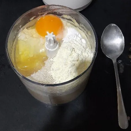 kemudian tambahkan telur dan haluskan hingga tercampur rata.