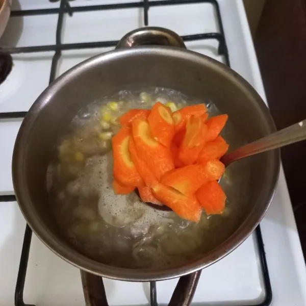 Masukkan irisan wortel, masak hingga matang, koreksi rasa.