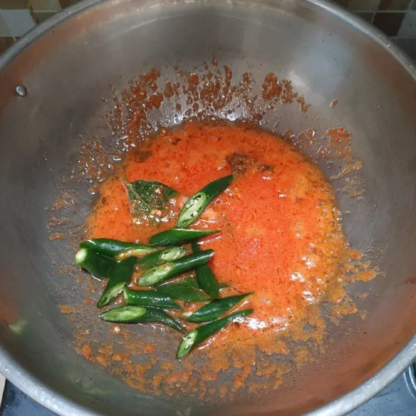 Tumis bumbu halus dengan ditambahkan daun salam, masak bumbu hingga matang tanak. Lalu tambahkan irisan cabe hijau. Aduk rata.