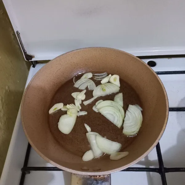 Tumis sebentar irisan bawang putih dan bawang bombay, sisihkan.