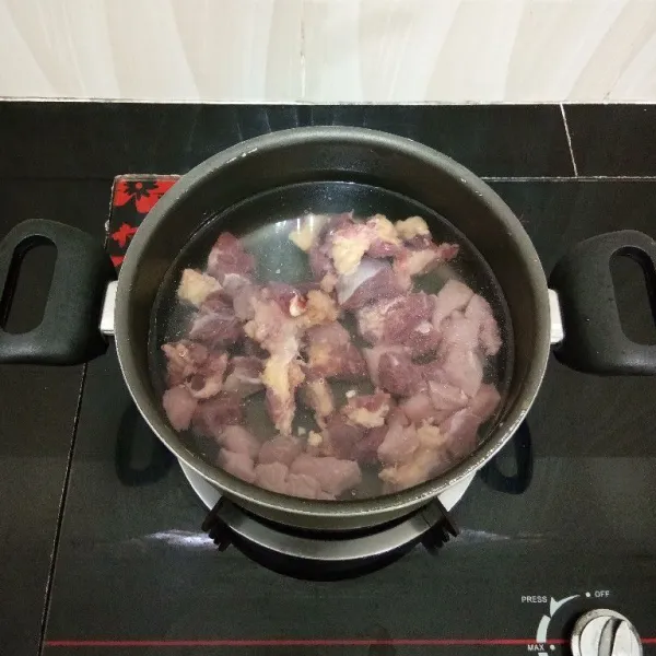 Potong dadu daging sapi lalu rebus daging dengan secukupnya air hingga mendidih lalu tiriskan daging dan buang air rebusannya.
