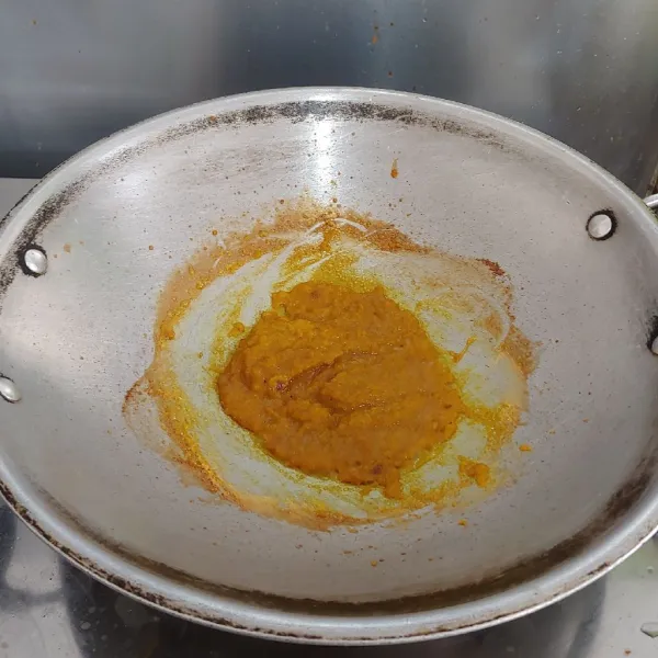 Blender bumbu halus hingga lembut.