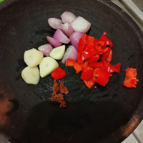 Haluskan bawang merah, putih, cabe, terasi.