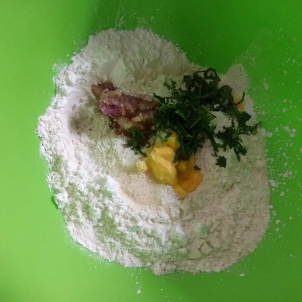 Campur tepung terigu, tapioka, margarin, garam, kaldu bubuk, daun seledri dan bumbu halus jadi satu.