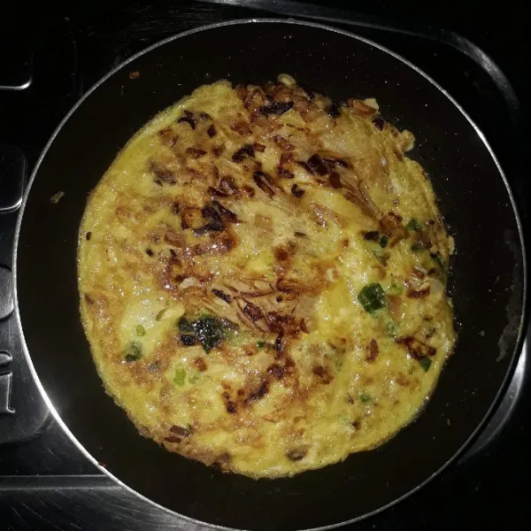 Balik omelet, masak hingga kedua sisi matang sempurna. Angkat, potong-potong lalu sajikan.