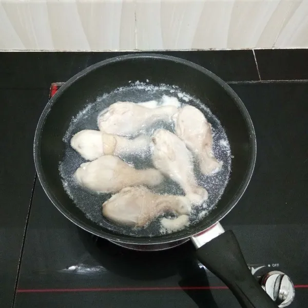 Rebus paha ayam dengan secukupnya air hingga mendidih lalu buang air rebusannya dan tiriskan ayam.
