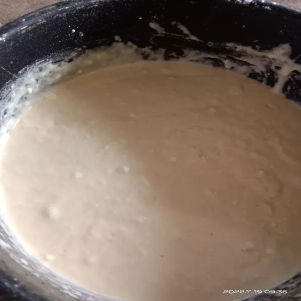 Setelah tercampur,tambahkan mentega leleh