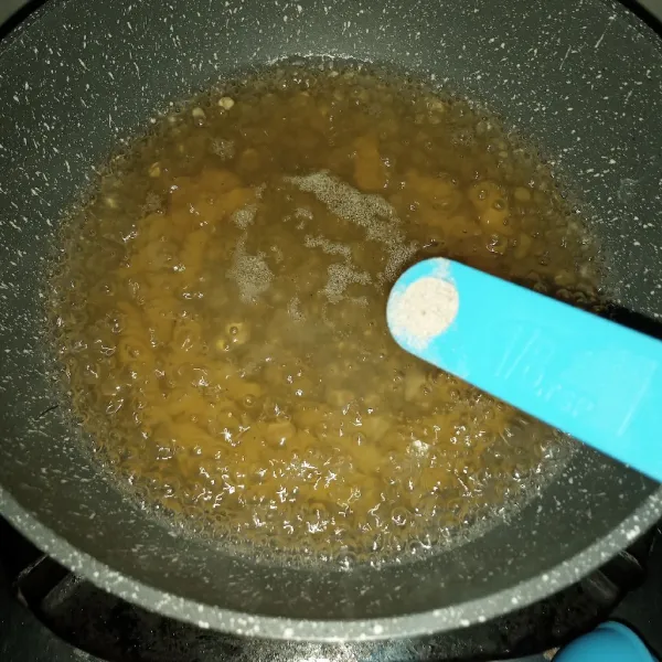 Sementara tumis bawang putih sampai wangi, masukkan ke rebusan makaroni. Bubuhi garam, lada dan kaldu bubuk.