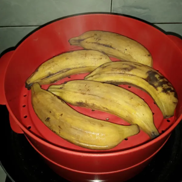 Cuci pisang lalu kukus sampai matang sekitar 15-20 menit. Setelah dingin, kupas kulitnya.