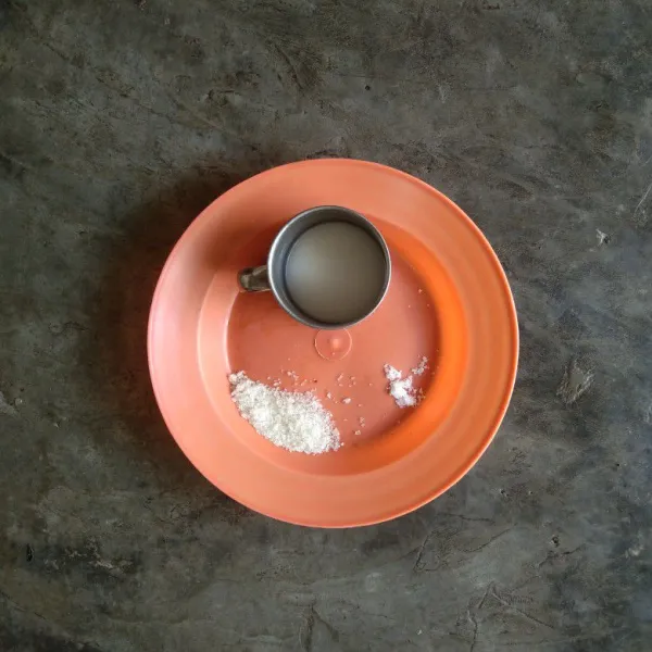 Siapkan gula pasir, garam dan air tapioka (dari 1 sdm tepung tapioka dan sedikit air).