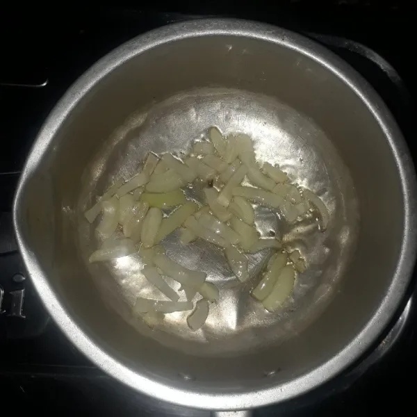 Panaskan minyak wijen, tumis bawang putih dan bawang bombai hingga harum.