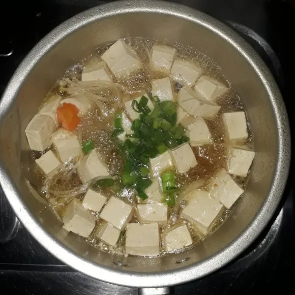 Tambahkan daun bawang, masak sebentar sampai layu lalu angkat. Sajikan sup selagi hangat.